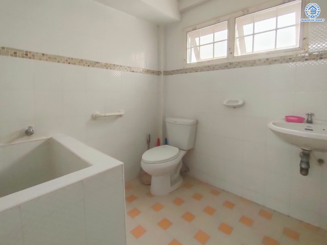 *****บ้านเดี่ยวมือสองย่านกรุงเทพฯ ม.โชคชัย4 ซอย41 เนื้อที่กว้างขวางมากถึง 62 ตร.ว. พร้อมฟังก์ชัน 5 ห้องนอน 3 ห้องน้ำ ที่จอดรถ 3 คัน บ้านสวย มีพื้นที่รอบบ้านกว้างขวาง สภาพใหม่ บนทำเลใจกลางเมือง เดินทางสะดวก  เชื่อมต่อถนนลาดพร้าว ประดิษฐ์มนูธรรม